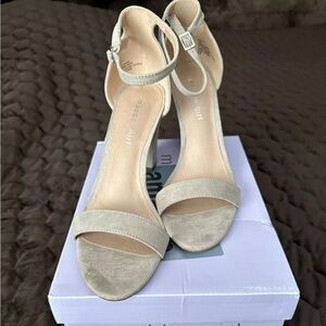 Madden Girl Women’s Chunky Heel Shoes Sandals Beige Suede New Size 10